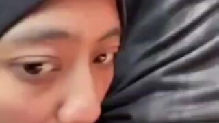 Bokep Indo Ukthi Jilbab Sepong Peler